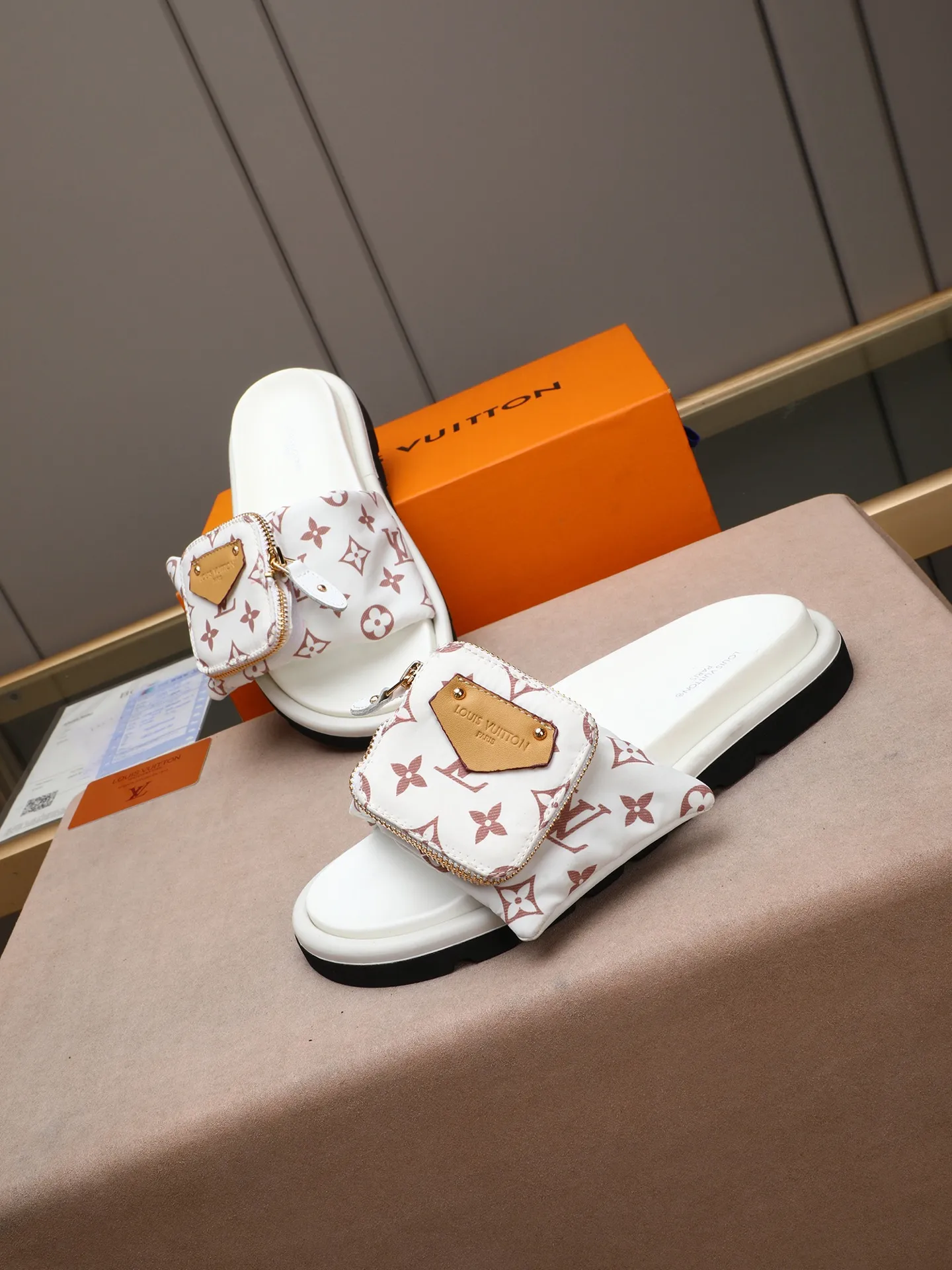 PP400 couple model with drawer box [LOUIS VUITTON] Louis Vuitton, the latest LV official website printed wallet and men's and women's slippers🔥🔥🔥 are now on the market. The drawer box is packed with cloth bags and cards. The upper pattern looks very soft and waxy, and it is a super versatile leg slimming tool. Fabric: Imported denim/down silk cotton embossed, official website pattern printing, lining: water-dyed sheepskin down filling, comfortable to wear, feet: high elastic PU water table. Sole: foam sole, heel height: about 5cm. Size 35-46, 35, 45 and 46 are custom-made and cannot be returned or exchanged. Color: multiple colors available.